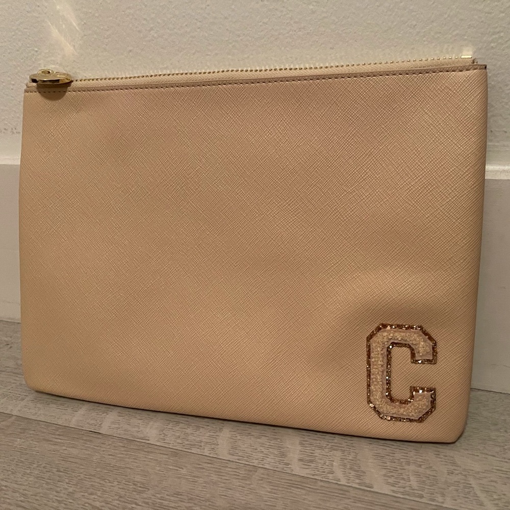 STONEY CLOVER SAND FLAT POUCH WITH LETTER C